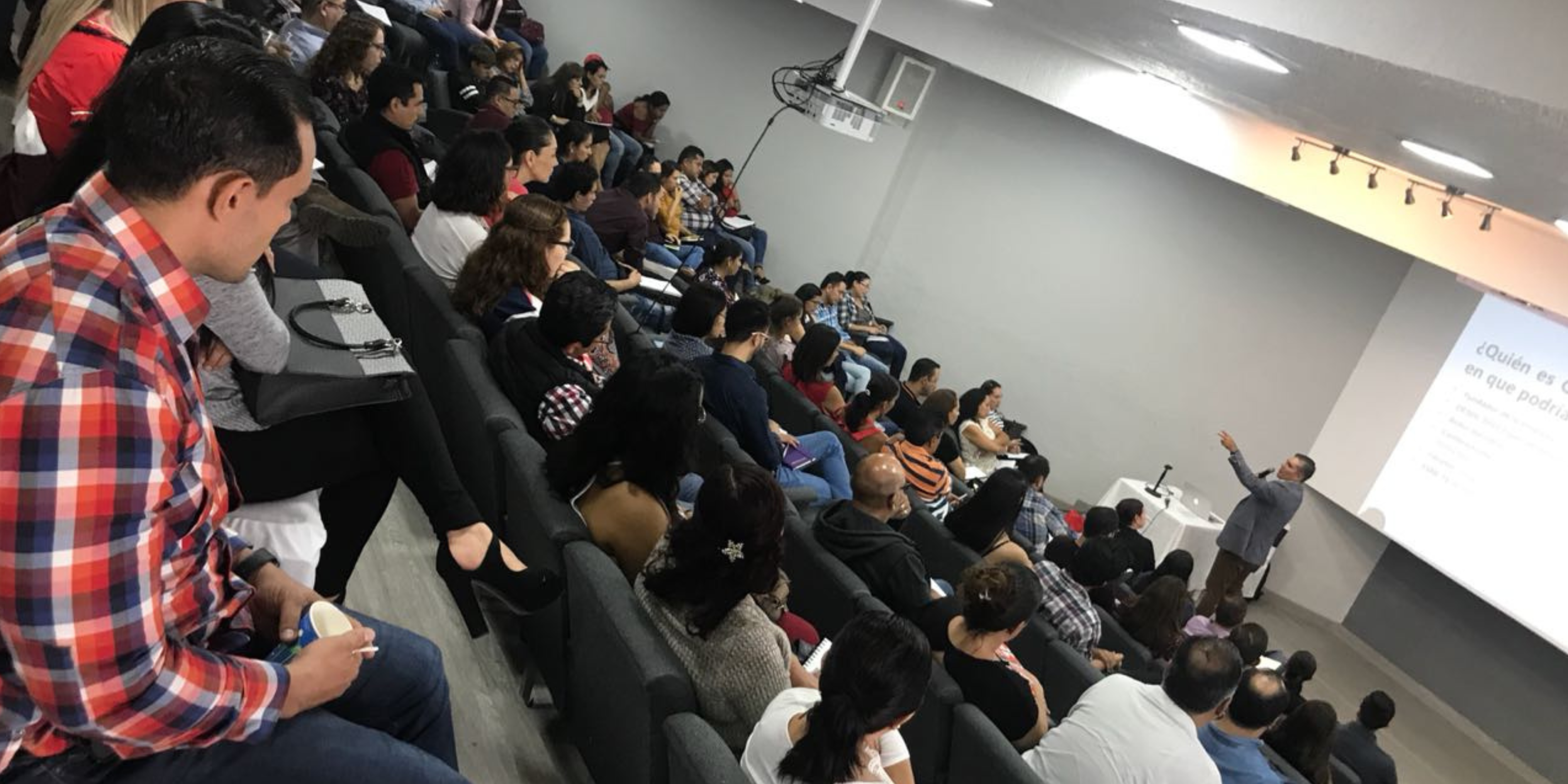 onferencia de educación financiera con Gabriel Sánchez Romero ante audiencia en vivo
